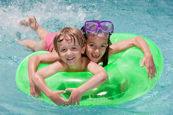 Kids-playing-in-pool