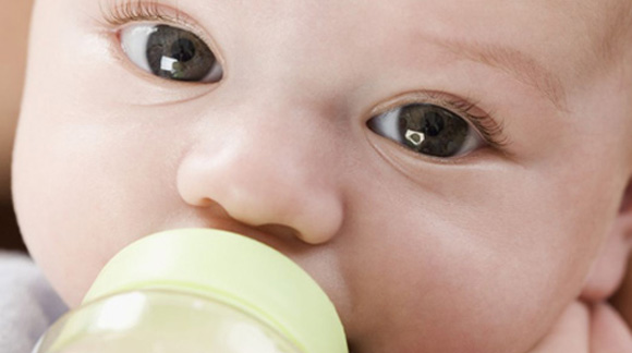 infant-drinking-milk2