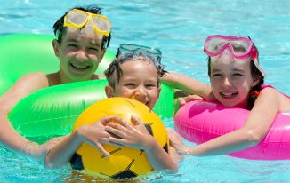 kids-playing-in-swimming-pool