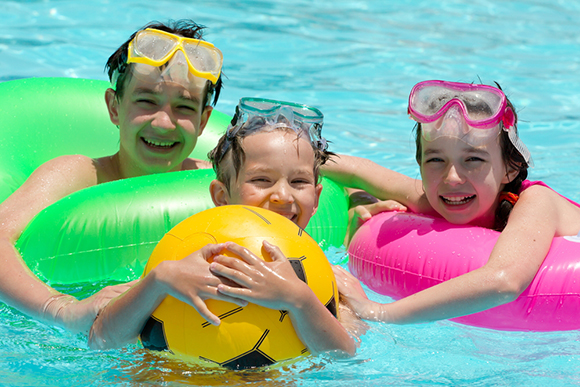 kids-playing-in-swimming-pool