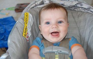 happy-baby-in-car-seat