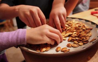 kids-eating-pumpkin-seeds