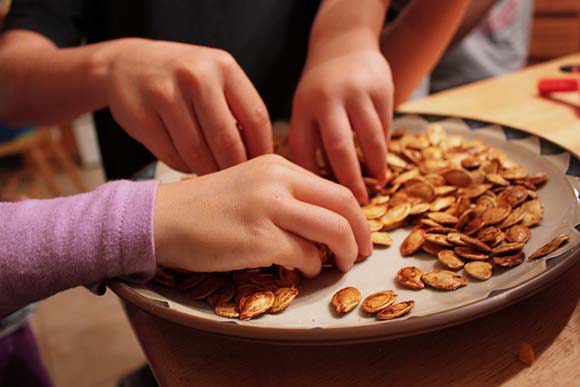 kids-eating-pumpkin-seeds