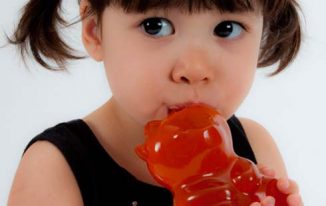 toddler-eat-gummy-candy