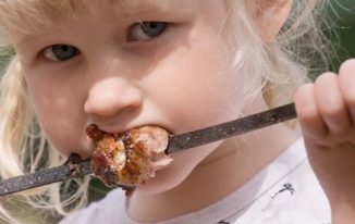 toddler-eating-barbeque