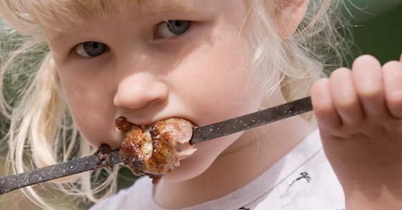 toddler-eating-barbeque